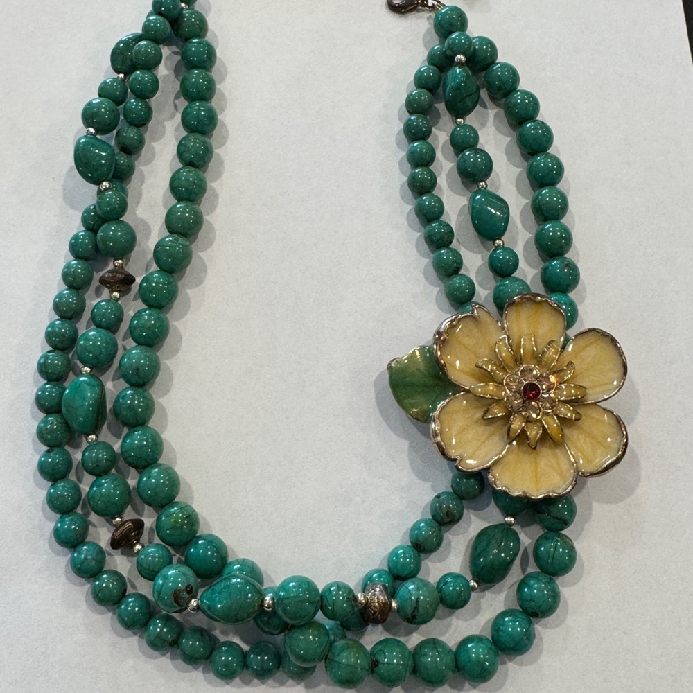Elegant Green Beaded Necklace with Floral Accent